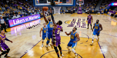NBA直播画面：洛杉矶湖人队与金州勇士队西部决赛激烈对抗