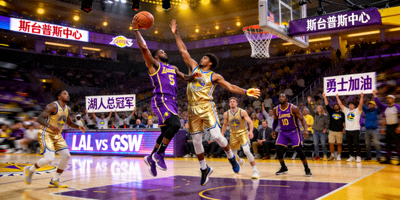 NBA直播画面：洛杉矶湖人队对阵金州勇士队的激烈比赛现场