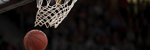 NBA季后赛西部决赛预告图，湖人队与掘金队球员赛前热身画面