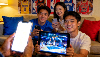 球迷通过手机和平板电脑在线观看NBA直播